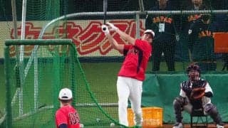 大谷翔平の超特大“5階席弾”にオリナイン唖然…　ベンチ前にカメラマン大量発生