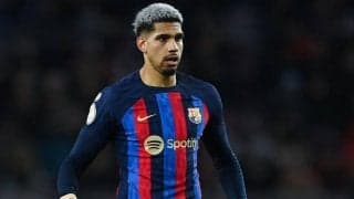 芝はボコボコ、インタビュアーはたった1人…バルセロナDFアラウホの故郷時代の姿が話題に「ここから這い上がってきた」