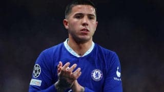 「今日一番良いシーン」ピッチ侵入も泣きながら選手のもとへ一直線…優しい対応でユニフォームプレゼント「心が動いた」