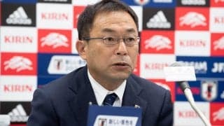 「王様ガウンみたいなのは何!?」反町技術委員長の服装にファン驚き！U-20日本代表の集合写真で一番目立つ