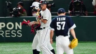 ヌートバー、韓国左腕からの死球で一触即発　投手をギロりと睨みつけ…場内騒然