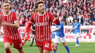 「とんでもないゴール」「マジですごいわ」堂安律が19試合ぶりに大仕事！土壇場決勝点はスライディングボレー「スーパーゴールきた！」