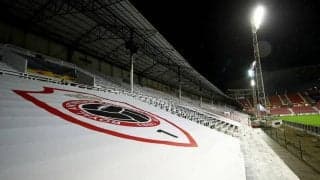 日本人選手も所属するチームの試合でまさかの事態…ユニフォームの色が被って交換も、数が足りずに即興で作る