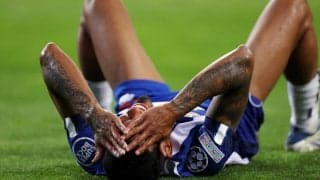 注目度大のCL決勝Tで悲劇…ブラジル人MFの白パンツが相手DFによって完全に露出