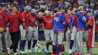 歓喜の輪が一転、悪夢に…守護神が歩けず車椅子退場　弟は号泣、突破プエルトリコに悲劇