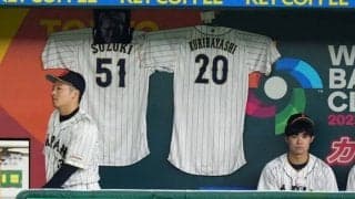 侍J、ベンチの誠也ユニに“イタズラ”…衝撃の変顔が登場、離脱した栗林も追加され団結