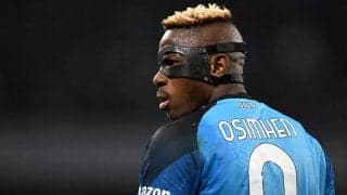 「信じられない高さ」「ロナウドよりも跳んでる」“身体能力お化け”オシムヘンが跳躍力を発揮！あまりの高さに同僚も口あんぐり