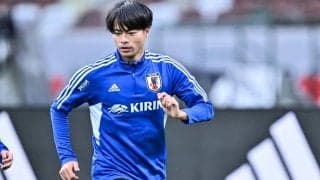 FAカップ公式が三笘薫の写真を公開するも、注目はまさかのJ1新潟のGK！ 「FAカップデビュー」の声が出た、三笘との肩組みショット