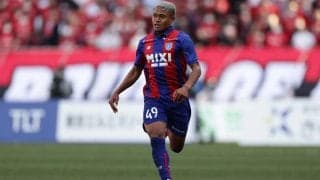 「やばいです笑」日本代表初選出の21歳SBがはにかみ顔！FC東京の面々から祝福され、\"先輩兼ライバル\"長友佑都とのツーショットも