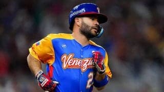 ベネズエラ激痛…3度の首位打者アルトゥーベ死球で負傷交代　米記者「かなり悪そう」