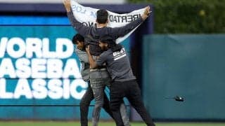 WBC準決勝で2度目の観客乱入　グラウンド走り回るも転倒、取り押さえられる