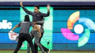 WBC準決勝で観客乱入のハプニング　取り押さえられるも…試合は一時中断で場内騒然