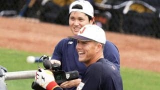 カメラを構える大谷翔平が「楽しそう」　村上をニヤニヤ撮影「おちゃめでかわいい」