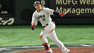 侍ジャパン・岡本和真がMLBの元三冠王と2ショットも、サッカーファンは意外な服装に視線「なんでユニ着てるんだ」「サポーターに見える」