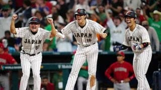 【WBC】吉田正尚の同点3ランに大谷翔平らが歓喜爆発　侍ジャパンの手荒い祝福に吉田はニコリ