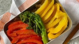 フライパンだけで作れるお弁当レシピ｜パプリカと菜の花、豚肉の三色弁当