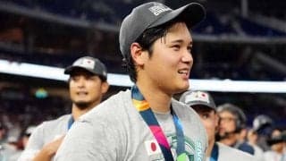 大谷翔平、歓喜のシャンパンで“年下から一斉洗礼”　カメラマンにも無邪気に“攻撃”