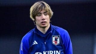 「照れる伊東純也可愛いな」日本代表の練習場でファン人気殺到の伊東純也が見せた「照れる表情」が反響！ W杯人気の勢い持続へ