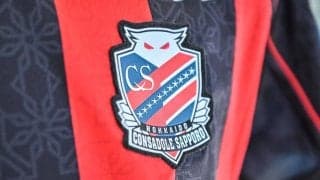 「この感じ最高」「チームJAPANだね!」J1札幌の選手が侍ジャパンの野球世界一を喜ぶ瞬間に、ファンから歓喜＆共感の声！ 練習終わりの半裸観戦姿が話題に