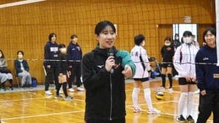 小幡真子さんが小中学生向けバレー教室に登場