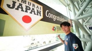 激闘終え…侍チャーター機は“粋な出迎え”　空港でのモテモテ記念撮影が「ツボでした」