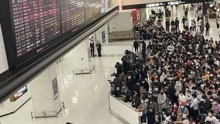 世界一の侍戦士が帰国　到着の成田に1000人近いファン集結、ユニホーム掲げ大熱狂