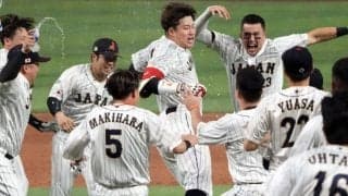 世界一繋げた「30人のランナーコーチ」　劇的サヨナラの裏にベンチ総出の“腕グルグル”