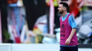 メッシ熱はいまだ冷めず！母国レストランで食事中、群衆が建物を取り囲む