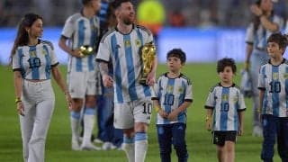 「完全に女神」「神の妻」メッシ妻、アントネラ・ロクソさんが街中で映えるヨガウェア姿披露し大反響