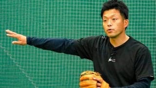 強い送球を実現するフットワーク　元プロの名手が解説…ポイントは軸足の動かし方