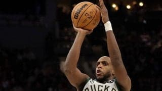 ヤニスとホリデー不在も、ミドルトンが34得点を奪ったバックスがピストンズを撃破