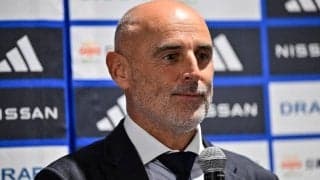 「かっこよすぎやろ」横浜FM監督の「マフィア姿」が公式によって公開される！ タバコをくわえた難しい顔に、「ボス味がすごい…！」「違和感無さすぎ」の声