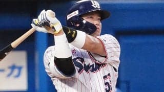 村上宗隆、開幕1打席目に豪快先制2ラン　右手突き上げ歓喜…WBC決勝から“2戦連発”