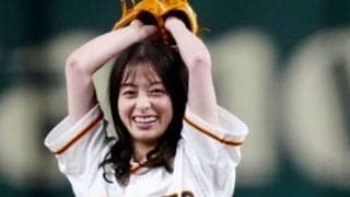 橋本環奈さんが「どのタイミングでも可愛い」　ショーパンのハニカミ投球でファン悩殺