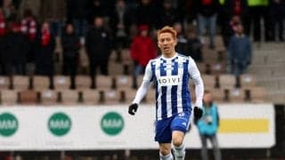 俳優・窪田正孝と日本人サッカー選手の「サウナ旅2ショット」公開に、ファンは「スタイリッシュなメンズですね」！ フィンランドのピッチの上で記念撮影