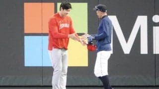 【MLB】大谷翔平、イチロー氏と再会　笑顔で頭を下げて握手を交わす