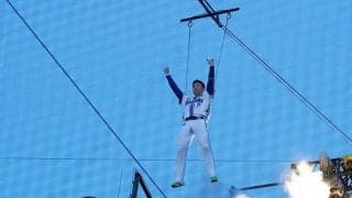NPB史上初の約150m“超飛行”に成功　DeNA本拠地開幕戦…佐野が高さ30mから舞う