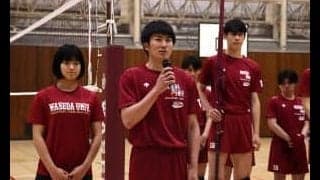 現役激励！　ひとりひとりにユニフォームが手渡される