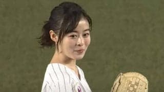 人気女優のダイナミック投球が「世界一かわいい」　豪快足上げに「150キロ出そう」