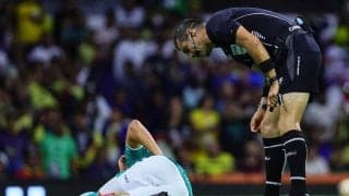 選手の股間をヒザ蹴りした主審は12試合出場停止処分、蹴られた選手も2試合出場停止