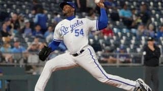 【MLB】「思ったより吹っ飛ばしてる」審判に“大激突”の珍事　寝そべり判定が「おもろすぎ」