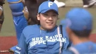 “マウンドゴロリ”の珍プレーは「ロジン不足」　苦笑いの落球が「エンターテイナー！」