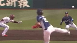 ボールが消える珍事に「何が起きた？」　球場騒然も…まさかの“トリック”に投手は苦笑い