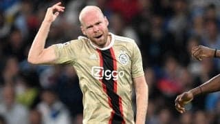 ファンが投げたライターがオランダ代表MFの頭部直撃…流血し主審は試合を即中断、30分後に再開