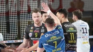 オポジットのザイツェフがサーブレシーブ。スター選手の献身が窮地の昨季王者ルーベを救うか