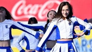 ミニスカ爆走チアが「速すぎて面白い」　ファンにも容赦なし…守護神も仰天「脚力よ」