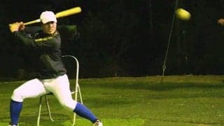 体の開きを抑え、ヘッドを走らせる　日本一5度のシニアが実践…椅子に座るティー打撃