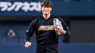 元投手の超人が爆笑始球式「大胸筋がデカすぎて…」　背中の\"謎コード”にファン困惑