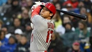「このスイングでなぜ」大谷翔平、泳ぎながらのフェン直二塁打に米メディア驚愕「超人的な強さを持っている」