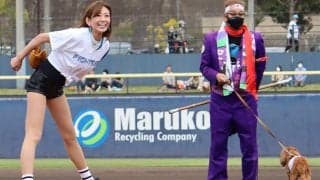 ショーパン姿で「届かなかったの悔しい」　写真集発売控え…愛犬連れ“珍”始球式